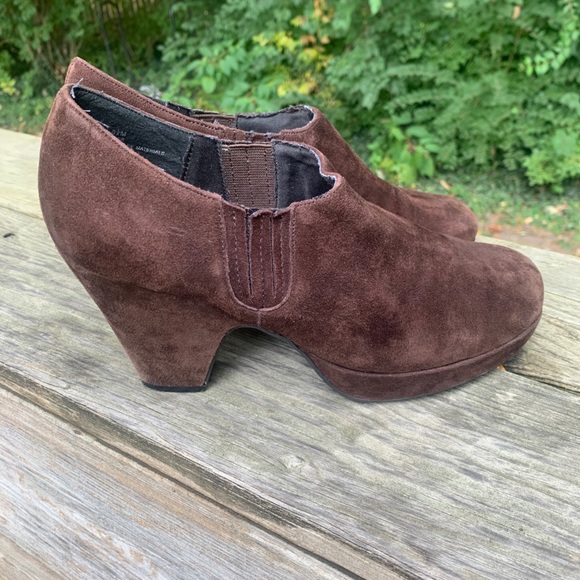Me Too Brown Suede Wedged Ankle Booties Sz. 9 - Picture 2 of 11